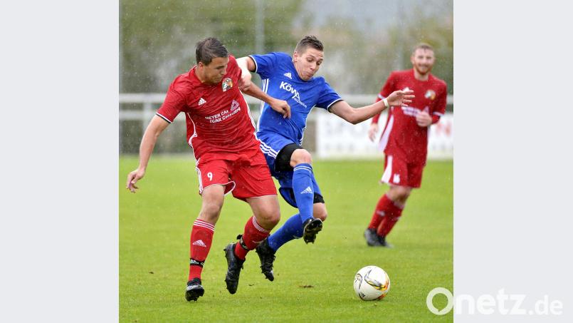 Ettmannsdorfs Jeremy Schmidt (Mitte, Szene aus der Liga-Partie gegen den SV Raigering) traf im Hinspiel gegen den VfB Straubing doppelt. Ziegler, Hubert [ZG] (HUBERT.ZIEGLER@ONLINE.DE)