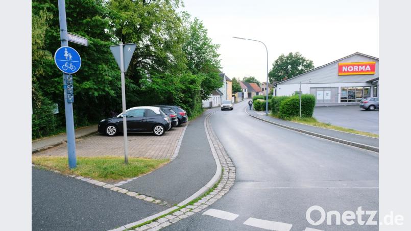 Das Nadelöhr Thumbachstraße in Höhe des Norma-Marktes war Gegenstand einer Debatte im Stadtrat. Der Idee einer Einbahnstraßenregelung, bereits in einer Finanzausschusssitzung andiskutiert,  erteilten die Ratsmitglieder unter der gegebenen Situation eine Absage. Geprüft werden soll nun ein Grunderwerb in Höhe der Norma, um die Voraussetzungen  zur Verbreiterung des nördlichen Astes der Thumbachstraße zu schaffen. Dotzauer, Robert [DO] (<a href=