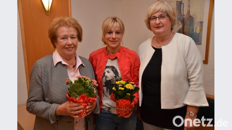 Erika Grießl (links) wurde durch FU-Vorsitzende Roswitha Sier (rechts) geehrt und Michaela Reger  aus Böhmischbruck (Mitte) als Neumitglied willkommen geheißen. dob
