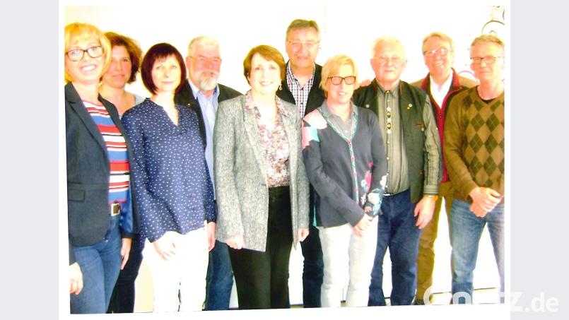 Gute Nachrichten hatten Vorsitzende Annette Karl (Fünfte von links) und ihre Vorstandskollegen in der Jahreshauptversammlung des Fördervereins der Oberpfälzer Leichtathletik für den Sportnachwuchs. mbm