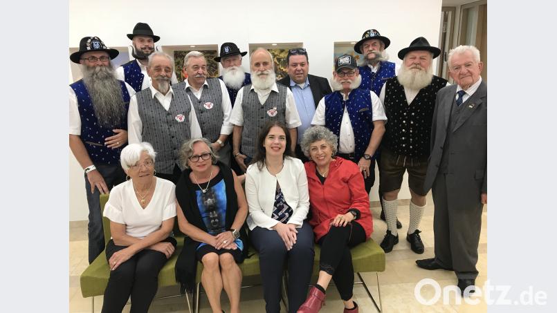 Der Ostbayerische Bart- und Schnauzerclub aus Amberg mit Präsident Wilhelm Preuß (links) war zu Besuch bei der israelischen Generalkonsulin Sandra Simovich (sitzend, Zweite von rechts). Anlass war die  &quot;Offene Europameisterschaft der Bärte&quot;, die am 22. Juni in Tel Aviv stattfindet.  [EXB]