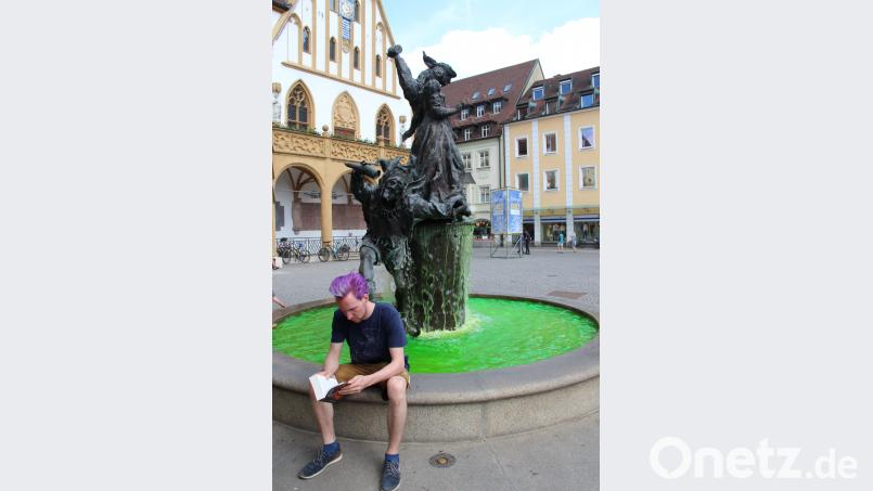 Farbspiele am Amberger Marktplatz. Uli Piehler