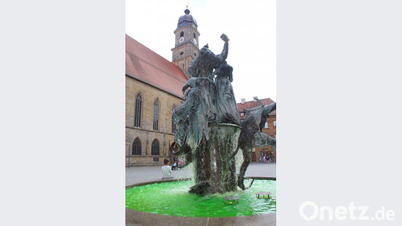 Das Wasser im Amberger Hochzeitsbrunnen war am Wochenende grün. Uli Piehler