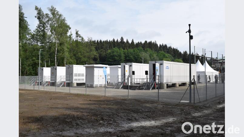 In fünf Containern ist der bayernweit größte Batteriespeicher am Kraftwerk Tanzmühle bei Trausnitz untergebracht. Bild: bnr