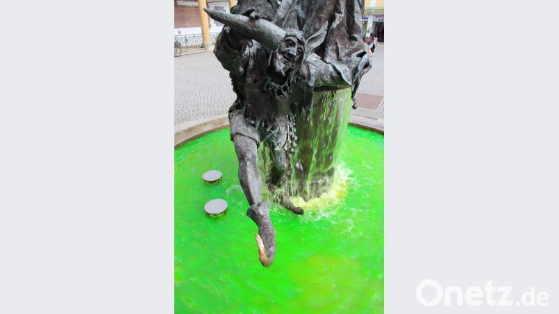 Der Hoffnar am Hochzeitsbrunnen macht einen Freudensprung. Wegen des grünen Wassers? Uli Piehler