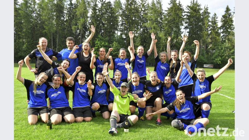 Da jubeln die Fußballerinnen des FC Edelsfeld. Ziegler