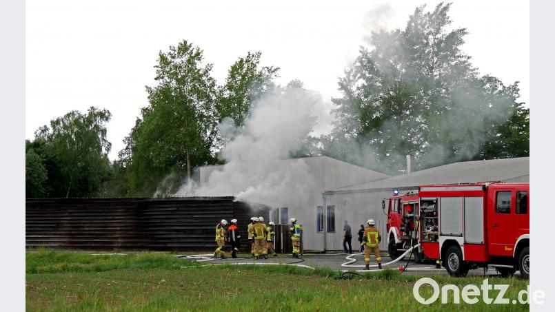 Rauch steigt bei einem Schuppenbrand in der Bärnauer Straße auf. Grüner, Norbert [TR] (norbert.gruener@oberpfalzmedien.de)