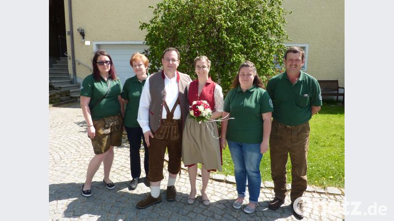 Nach der standesamtlichen Trauung präsentierten sich Corinna Presche und Stefan Knott (Mitte) mit einer Abordnung der Schützen. mkj