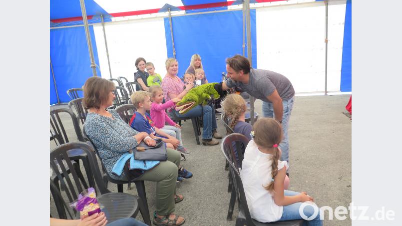 Vor dem Krokodil braucht ihr keine Angst zu haben“ beruhigte Puppenspieler Eugen Tränkler die Kinder im Märchenzelt. Zaglmann, Josef [JZK] (<a href=