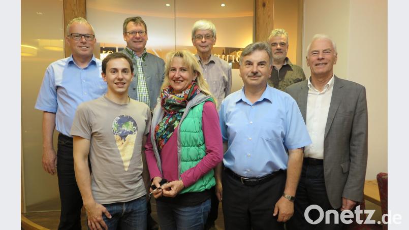 Robert Fichtlscherer, Felix Sailer, Martin Prey, Heidi Eckl, Wolfgang Nowak, Alfred Damm, Wolfgang Wacker und Arnold Kimmerl (von links) bilden den neuen Kreisvorstand der ÖDP. Hirsch