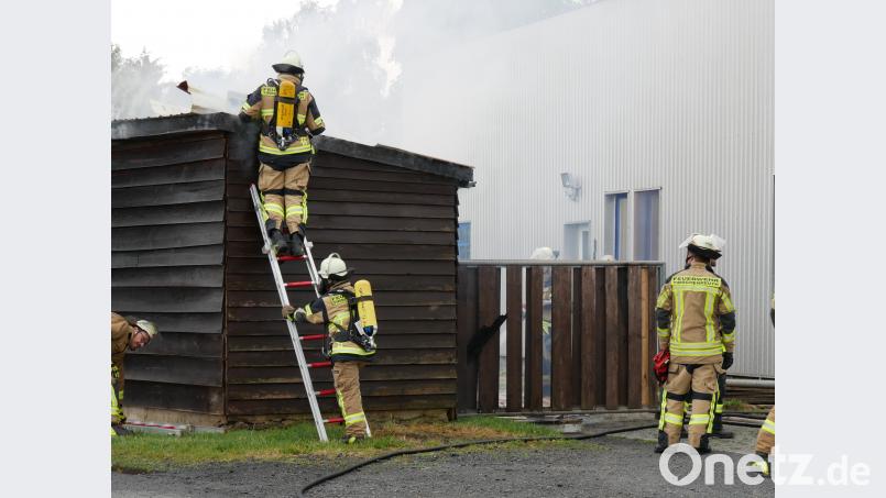 Die Einsatzkräfte haben den Brand schnell unter Kontrolle. Lanz, Udo [LNZ] (<a href=
