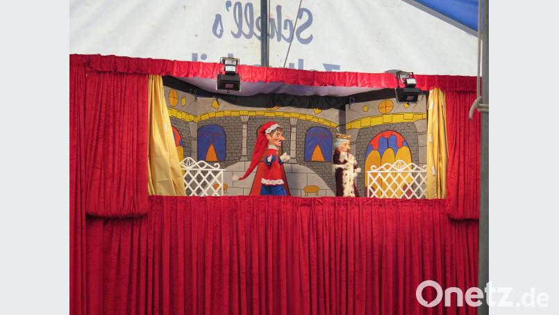 Der verzweifelte König verlangt von Kasper, seine Tochter im Zauberwald zu suchen. Zaglmann, Josef [JZK] (zaglmann@t-online.de)