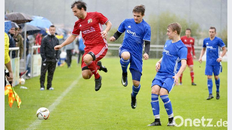 Erste Hürde erfolgreich übersprungen: Der SC Ettmannsdorf um Maximilian Schreyer (Mitte, Archivbild) setzte sich klar gegen den VfB Straubing durch. Ziegler, Hubert [ZG] (HUBERT.ZIEGLER@ONLINE.DE)