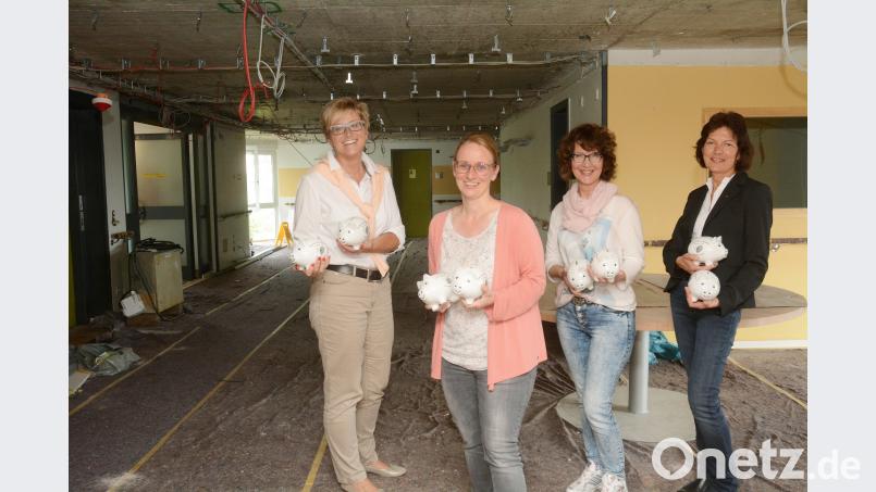 Präsidentin Sabine Guhl (links) und Past-Präsidentin Gudrun Graf (rechts) übergeben mit der Spende von 2000 Euro die Sparschweinchen an Heimleiterin Stefanie Schricker  und Pflegedienstleiterin Romana Podschun (von links).   Bild: Schönberger Gabi Schönberger