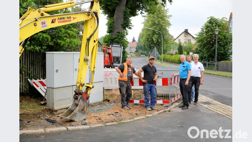 Über den Glasfaserausbau in der Stadt informierte sich zweiter Bürgermeister Johannes Reger (dritter von rechts) bei einem Ortstermin in der Kemnather Straße. Mit auf dem Bild Mitarbeiter der ausführenden Baufirma Netzel sowie (von rechts) die Techniker der Stadt Hans Gürtler und Markus Meyer. Neumann, Jochen [NJN] (jochen.neumann@erbendorf.de)
