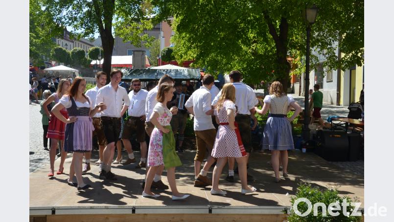 Tanzende Gruppen geben sich beim 3. Bauernmarkt wieder ein Stelldichein dob