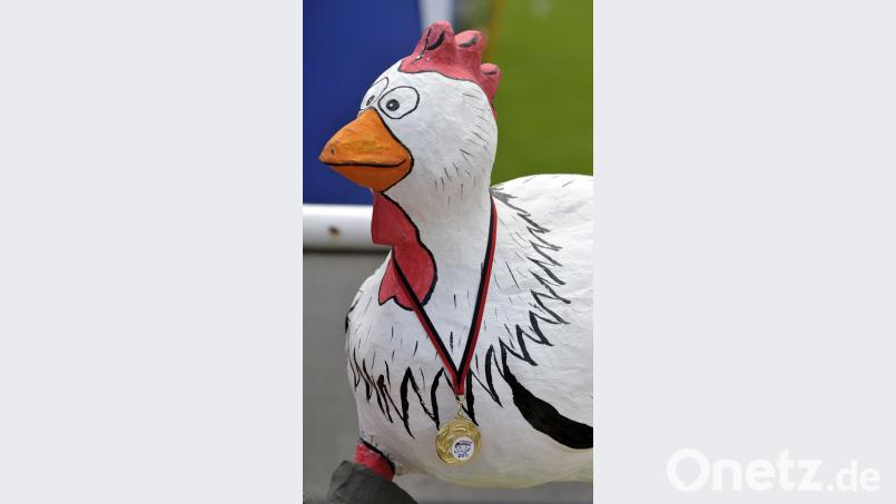 Das Maskottchen des Hahnenkammlaufes in Edelsfeld. Ziegler