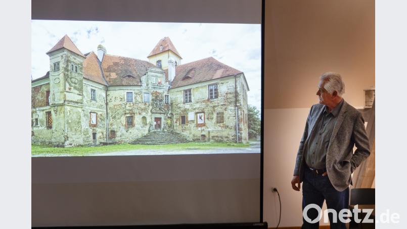Bernhard Setzwein zeigt im Künstlerhaus ein Bild von Schloss Ronsperg, das in seinem Roman „Der böhmische Samurai“ eine wesentliche Rolle spielt. Den Turm im Hintergrund ließ Graf Hansi bauen. sus
