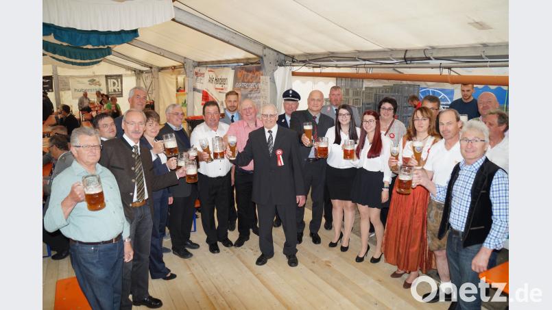Bieranstich mit Ehrengästen: Ein Prosit auf ein gutes Gelingen des Heimatfestes. rkp