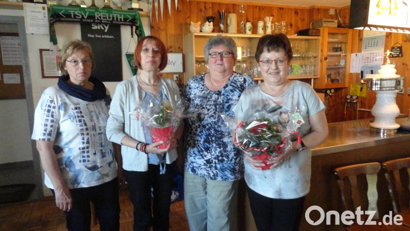 SPD-Ortsvorsitzende Karin Neugirg (links) und AsF-Vorsitzende Irene Meinzinger freuten sich mit Brigitte Scharf (rechts) und Jutta Deiml über die große Resonanz beim politischen Kaffeeklatsch in Premenreuth. ang