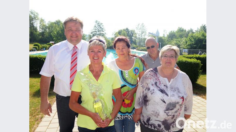Leni Stauber (Zweite von links) ist heuer der erste Badegast in Kastl. Bürgermeister Stefan Braun, Kioskwirtin Margareta Francesin, Bademeister Jan Schönholz und Kassier Marianne Angermeier (von links) überraschen sie mit einem Geschenk. jp