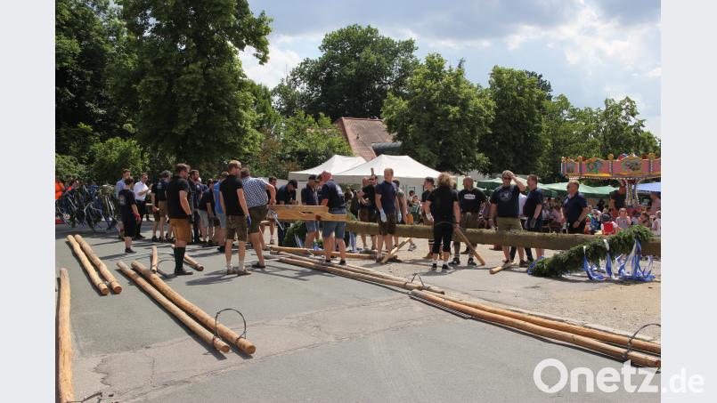 Es konnte losgehen: Viele Helfer machten sich daran, den Kirwabaum auf dem Miesberg aufzustellen. Bild: ral