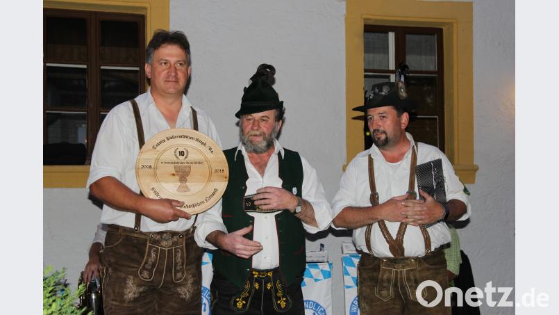 Ludwig Klarl (Mitte) übergab einen Erinnerungsteller aus Anlass des zehnjährigen Kommens zur Kirchweih nach Neusath an Vorsitzenden Thomas Schießl (links). Bild: ral