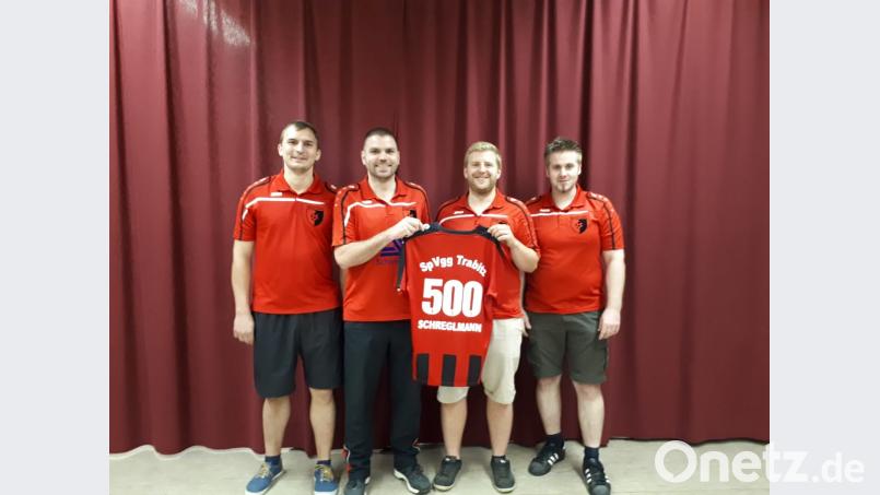 Daniel Schreglmann (Zweiter von links) verabschiedet sich nach 30 aktiven Kickerjahren von der Spielvereinigung Trabitz. Simon Deubzer und Max Springer sowie dritter Vorsitzender Roland Wittmann (Erster, Dritter und Vierter von links) sagen danke. bjp