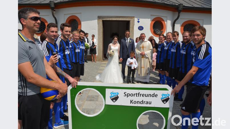 In der Kapplkirche gaben sich am Samstag Tatjana Köstler und Michael Röttges vor   Stadtpfarrer Thomas Vogl das Versprechen für einen gemeinsamen Lebensweg. Nach der Trauung bildeten  die Fußballer der SF Kondrau und die Volleyballer des TSV Konnersreuth  ein Ehrenspalier. jr