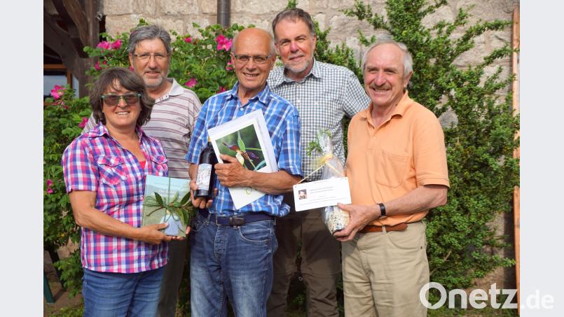 Den Jubilar (Mitte) hochleben lassen (von links) Johanna Hausbeck, Norbert Dirscherl, Peter Hausbeck, Wolfgang Fetsch und Konrad Bierlmeier. bkr