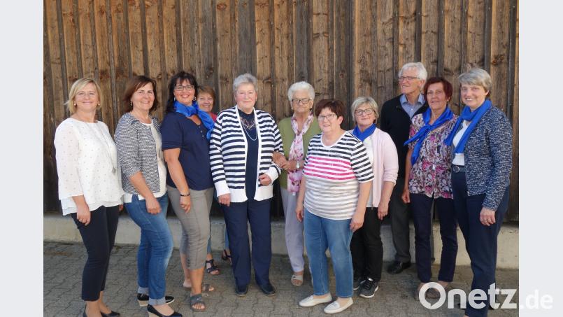 Martha Bauer (links) überreichte gemeinsam mit Christl Kaas (rechts) Ehrennadeln an Annemarie Zintl (Mitte) und Margareta Grötsch (links daneben). fjo