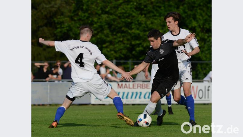 Mit vereinten Kräften stoppte die Weidener Defensive um Lukas Wiesnet (links) Stullns Spielertrainer Christian Zechmann (Mitte). HAM, Autor [HAM] (HANS.MARK1@GMX.DE)