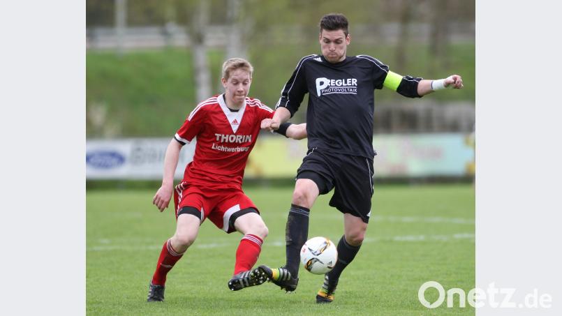 Schwarzhofens Martin Weiß (rechts, Archivbild) musste bei der 0:3-Pleite beim ASV Veitsbronn-Siegelsdorf verletzt raus. Eger, Armin [EG] (armin.eger@oberpfalzmedien.de)