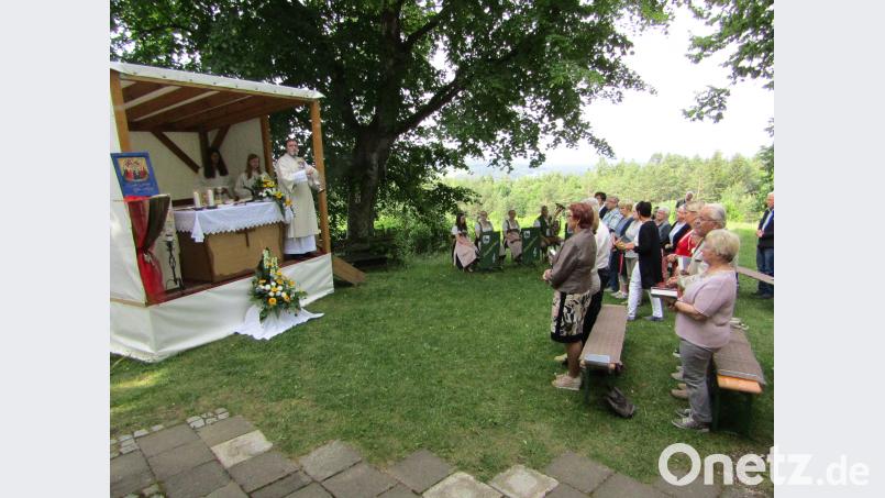 Bei der Eucharistiefeier mit Pater Piotrek steht das Bild der zu Ende gehenden Gebetsstaffel des Dekanats Auerbach im Blickpunkt. sck