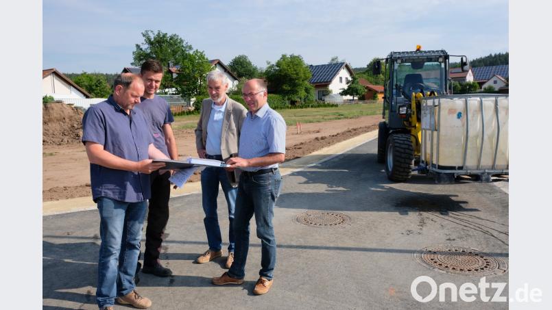 Bei einer Schlussbegehung überzeugen sich Bürgermeister Albert Nickl, Planer Hannes Oberndorfer, zweiter Bürgermeister Roland Hörl und Bauleiter Reinhard Aumüller vom Bauunternehmen Schulze aus Pfreimd (von rechts) von der gut gelungenen Baugebietserschließung in Zettlitz. do