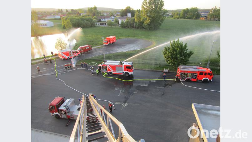 Bei der Feuerwehrübung am Wiesauplast-Werksgelände waren 55 Einsatzkräfte bemüht, den "Brandherd" unter Kontrolle zu bringen. exb
