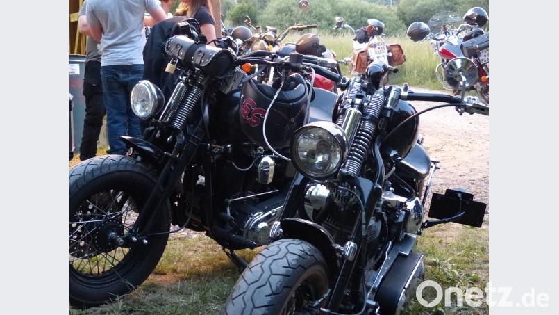 Auch mit Oldtimer-Motorrädern erreichten Viele Neudorf. hme