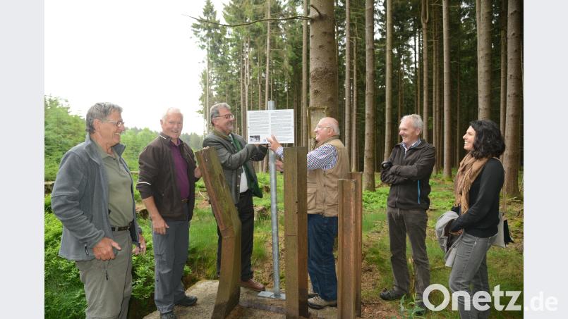 OWV-Vorsitzender Manfred Janker, Wanderwart Josef Meckl (von links)  schauen Bürgermeister Johann Maurer und Jiri Cengery, Klub Tschechischer Touristen, Region Pilsen, beim Festschrauen der Hinweistafen mit der Geschichte der dort befindlichen Panzersperre zu bey
