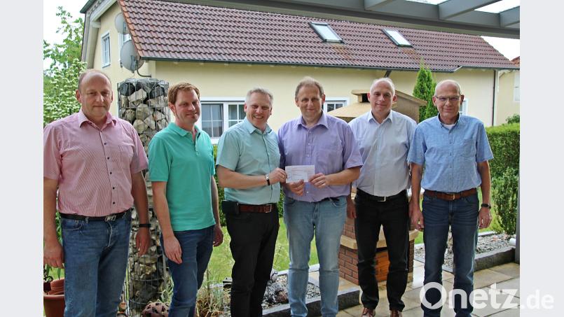 Gemeinderäte mit Bürgermeister Jürgern Kürzinger und Michael Sporrer von &quot;Hilfe für Anja e.V.&quot; in der Mitte. Masching, Jürgen [JMA] (jma6969@web.de)