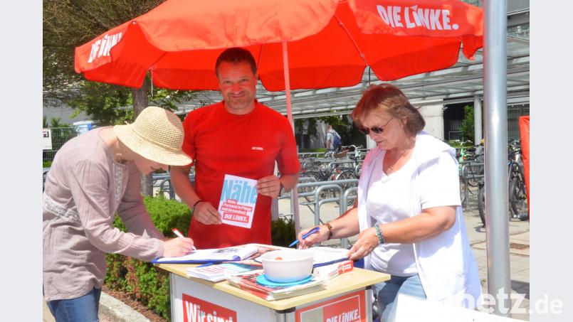 Die Linke sammelt vor dem Weidener Klinikum Unterschriften gegen den Pflegenotstand. Bild: Kunz Kunz