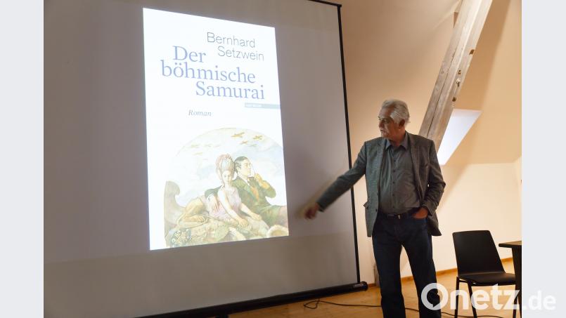 Bernhard Setzwein deutet auf Graf Hansi, der auf dem Cover seines Buches abgebildet ist. sus