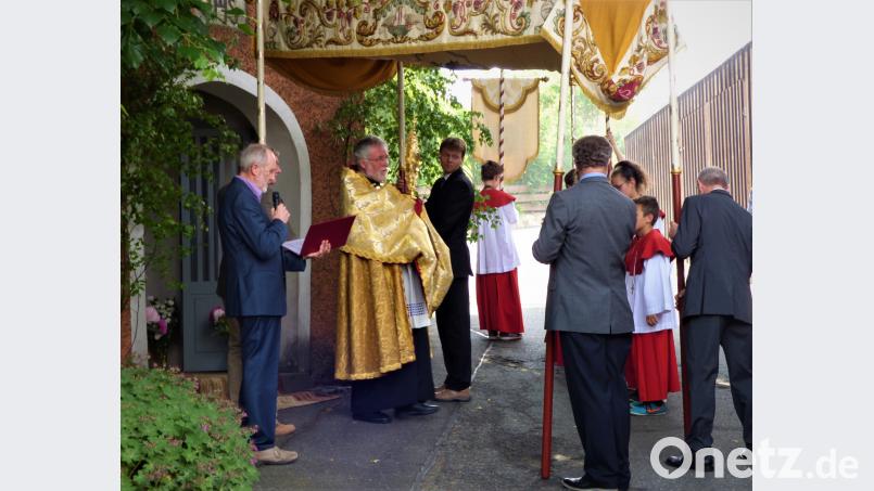 Der Bittgang zur Lettenkapelle beruht auf einer Jahrhundert alten Tradition. Jeweils am Dreifaltigkeitssonntag pilgern die Gläubigen der Pfarrei Sankt Georg dorthin. Pfarrer Edmund Prechtl spendet den eucharistischen Segen. mng