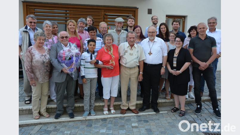 Ihren 80. Geburtstag feierte Helga Haberkorn (erste Reihe, Vierte von links). Dazu gratulierten unter anderem Ehemann Hans (rechts neben ihr), 3. Bürgermeister Ernst Bayer (erste Reihe, Zweiter von links) sowie Stadtpfarrer Anton Witt (erste Reihe, Dritter von rechts). Rosner, Josef [JR] (ROSNER.JOSEF@T-ONLINE.DE)
