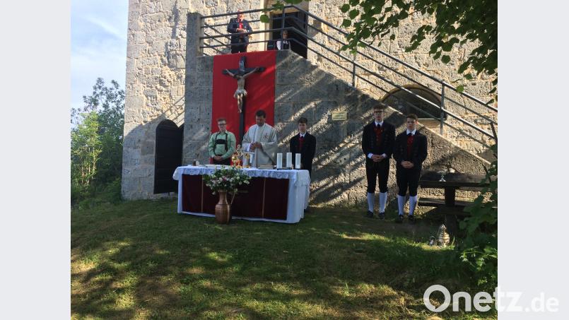 Pfarrer Hans Zeltsperger mit den Ministranten am Fuße der Kapelle Bild: gut