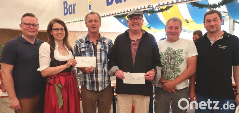 Die Organisatoren Thomas Schmid (links) und Josef Wifling (rechts) überreichten zusammen mit dritter Bürgermeisterin Martina Engelhardt (Zweite von links) die Geldpreise an Gerhard Holler, Helmut Materna und Reinhard Hübner (von links) . Hirsch