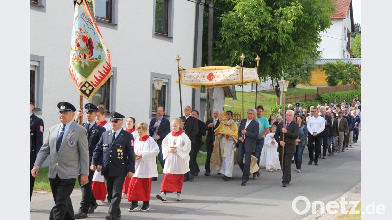 Die Flurprozession führte zu vier Altären im Ort Trisching. Bild: ral