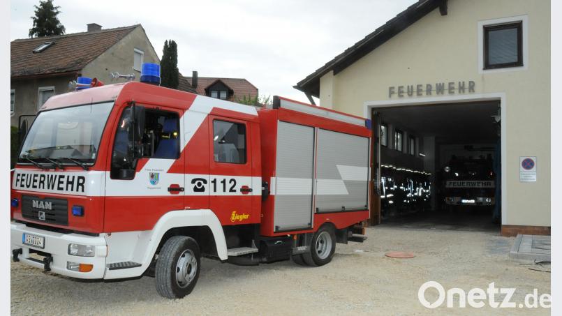 Derzeit steht das wasserführende TSF-W im Poppenrichter Feuerwehrgerätehaus vorne, das LF 8 dahinter. Das ist laut Kreisbrandrat Fredi Weiß untragbar, zumal auch nicht ausreichend Platz für das Anlegen der Schutzkleidung vorhanden sei. gf