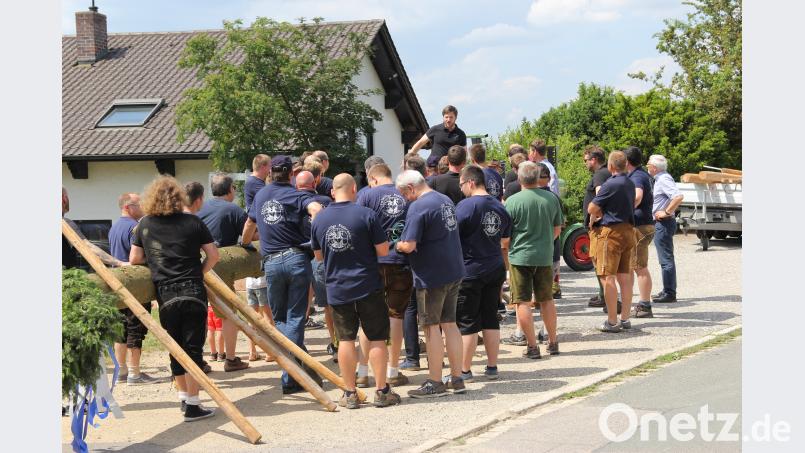 Der neue Organisator des Aufstellens, Peter Neumeier, versammelte seine Helfer, um sich um letzte Details des Aufstellens zu besprechen. Bild: ral