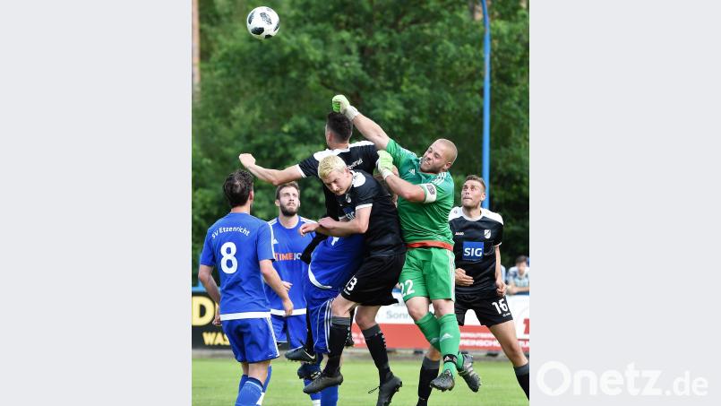 Etzenrichts Torwart und Kapitän Michael Heisig (Zweiter von rechts) hatte gegen den 1. FC Hersbruck alles im Griff. BTG, Autor [BTG] (BUETTNER-UTE@GMX.DE)