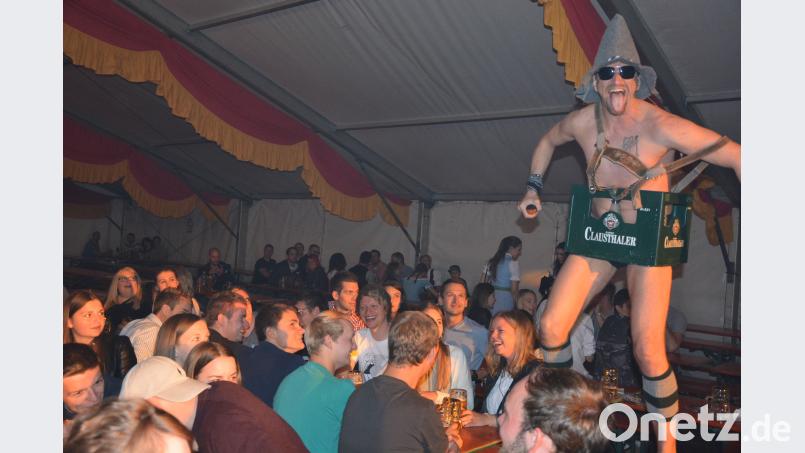 Mit den „Bayern-Rockern“ landet die KLJB Leonberg einen Volltreffer. Die sechs Oberbayern begeistern die Festbesucher mit Stimmungshits und laden zum Mitsingen und Mittanzen ein. Rosner, Josef [JR] (<a href=
